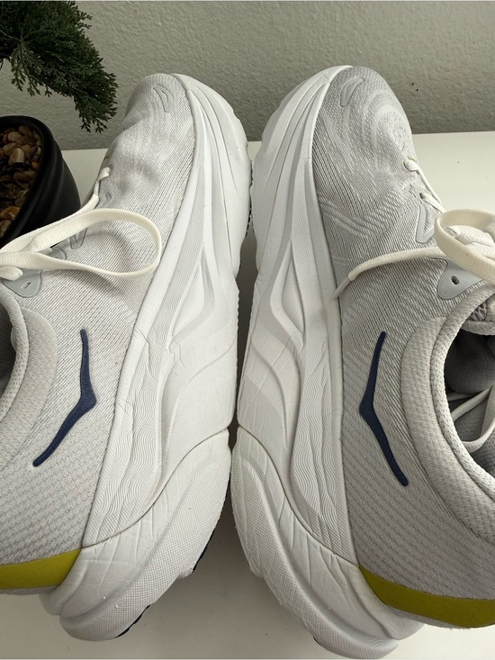 Hoka Arahi 8 Men size 13 White Athletic Shoe with Yellow Laces and Navy Logo main image 6